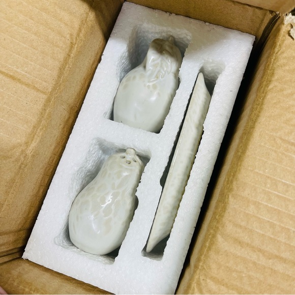 NWT Anthropologie - Pear Stoneware Salt & Pepper Shakers - Picture 4 of 6